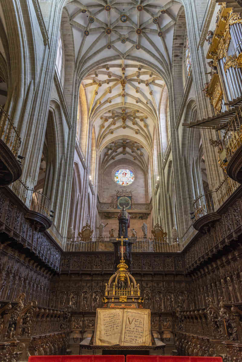 León 011 - Astorga - catedral de Santa María de Astorga - coro.jpg